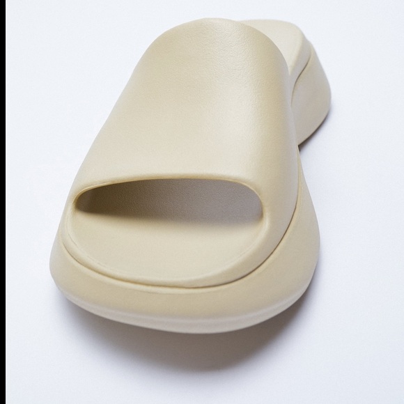 New Zara Rubberized Low Heel Sandel - Picture 3 of 7